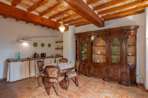 a kitchen with a table and chairs in a room at Casa Vacanze Le Fornaci in Laterina