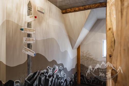 a room with a mountain mural on the wall at Bajeczna KoJa in Witów