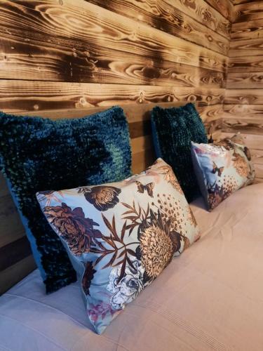 Postel nebo postele na pokoji v ubytování Große Auszeit Eifel mit Sauna, Kamin und Terrasse