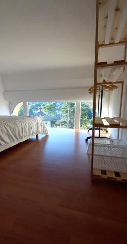 Cette grande chambre dispose d'un lit et de parquet. dans l'établissement L'Atypique Gérômois, à Gérardmer