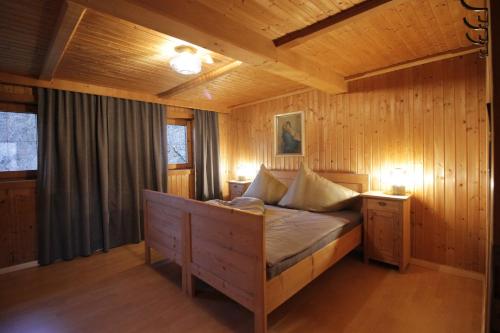 מיטה או מיטות בחדר ב-DAS LANDHAUS hart zillertal