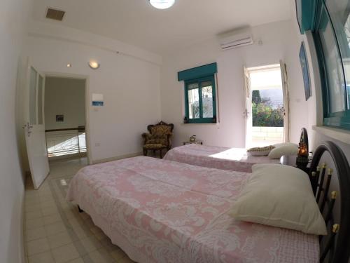 Postel nebo postele na pokoji v ubytování Auberg-Inn Guesthouse