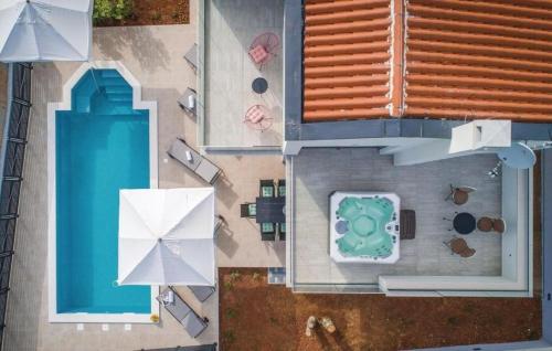 una vista aérea de una piscina y un edificio en Villa Izabel with hot Whirpool, en Krnica