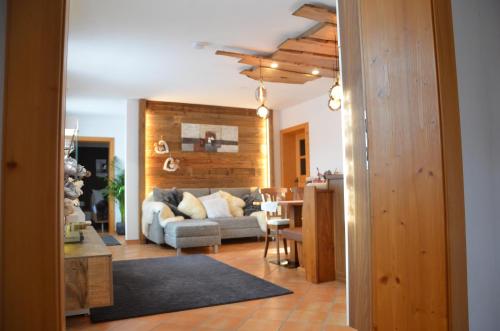 a living room with a couch and a table at Ferienwohnung Haus Meissl in Mühlbach am Hochkönig