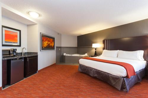 Holiday Inn Express & Suites Rapid City, an IHG Hotel 객실 침대