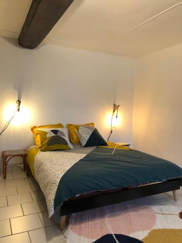 Postel nebo postele na pokoji v ubytování Gîte à la ferme chaleureux avec cheminée
