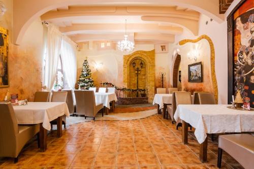 a restaurant with tables and chairs and a christmas tree at Hotel Restauracja Browar Lwów w Lublinie in Lublin