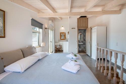 sypialnia z dużym łóżkiem z ręcznikami w obiekcie Sweet Dreams w mieście Gaios