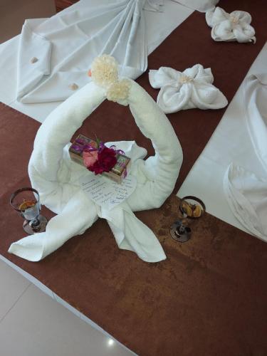a white swan made out of flowers on a table at Diamond Kiten in Kiten