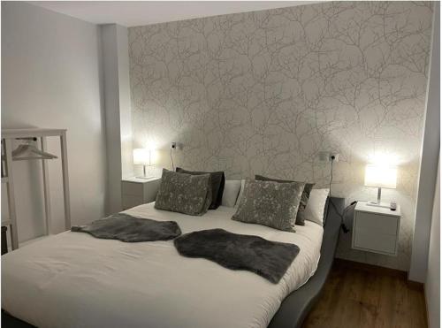 1 dormitorio con 1 cama blanca grande y 2 lámparas en Loft Ben A Ocaz en Benaocaz