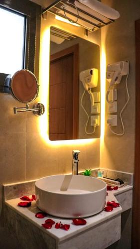 a bathroom with a sink and a mirror at سيتيز إن للشقق المخدومة in Yanbu