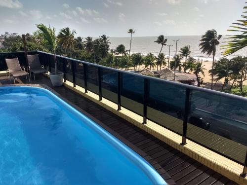 - une piscine sur un balcon avec vue sur la plage dans l'établissement Flat Praia do Cabo Branco - Casados para sempre!, à João Pessoa