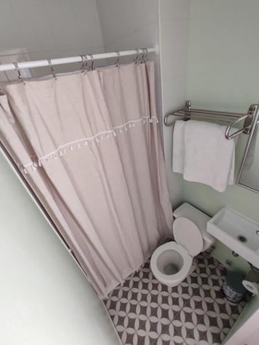 Kylpyhuone majoituspaikassa Hostal Dinamarca