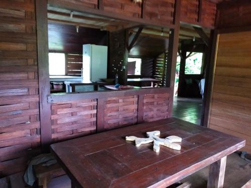 eine Küche mit einem Holztisch mit zwei Kreuzen darauf in der Unterkunft Chez Faby in Saül