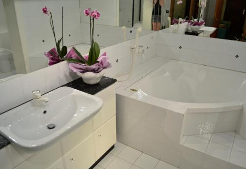 A bathroom at Hotel Ezzelino