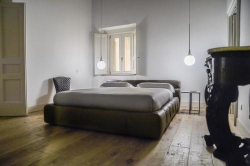 ein Schlafzimmer mit einem großen Bett in einem Zimmer in der Unterkunft Camera A Sud in Bovino