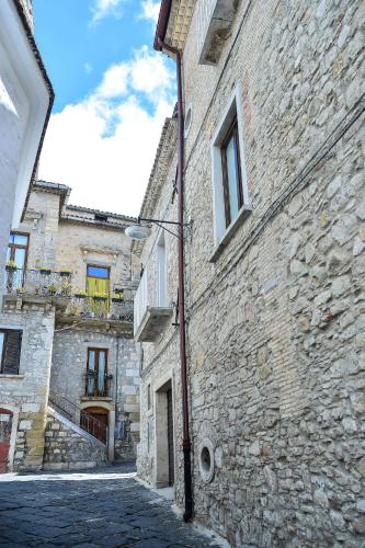 an old stone building with a cobblestone street at Camera A Sud in Bovino