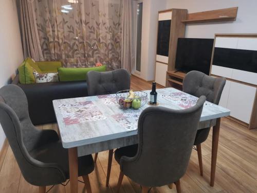 uma sala de jantar com mesa e cadeiras em new apartment near city center with free parking em Sófia