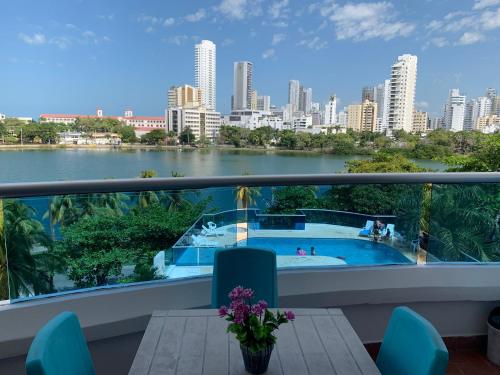 Il dispose d'un balcon avec une piscine et une vue sur la ville. dans l'établissement Hermoso y amplio apartamento en Cartagena de Indias, à Carthagène des Indes