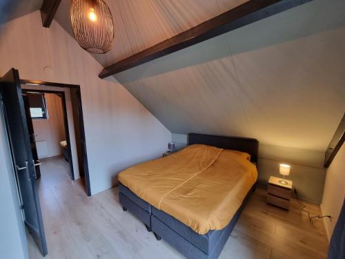 a bedroom with a bed in a room with a ceiling at Vakantiewoning Maas en Waal 277 in Ewijk