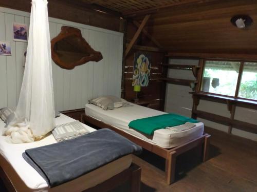 1 Schlafzimmer mit 2 Betten und einem Fenster in der Unterkunft Chez Faby in Saül