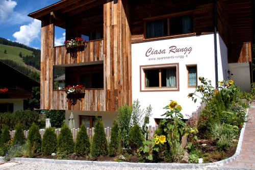 a building with a sign that reads glass ringer at Ciasa Rungg App Pares in San Vigilio Di Marebbe