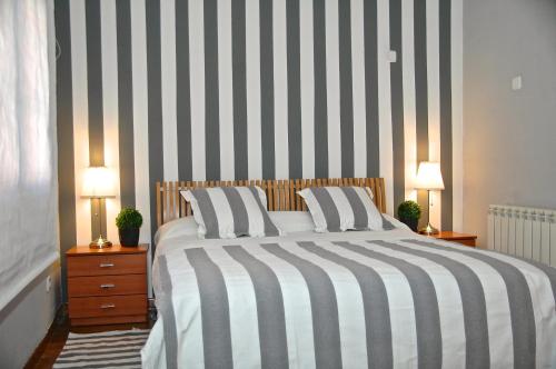 Postel nebo postele na pokoji v ubytování Hostal Cervantes