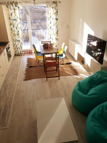 - un salon avec une table et un canapé dans l'établissement Panoramic Residence, à Zărneşti