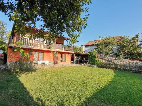 een huis met een grote tuin ervoor bij Sunset House in Varna
