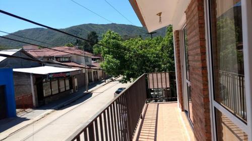 un balcón de una casa con vistas a la calle en Departamento Centro Calamuchita, en Santa Rosa de Calamuchita