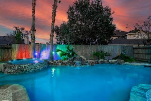 La alberca dentro o cerca de Perfect Getaway with POOL, SPA, and Private Gym
