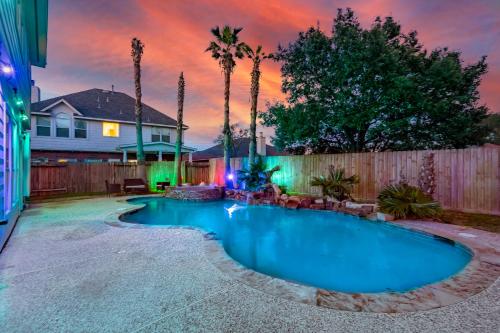La alberca dentro o cerca de Perfect Getaway with POOL, SPA, and Private Gym