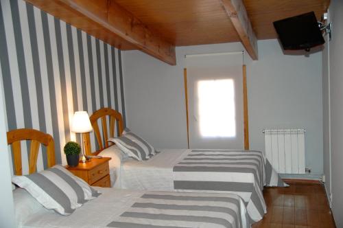 Postel nebo postele na pokoji v ubytování Hostal Cervantes