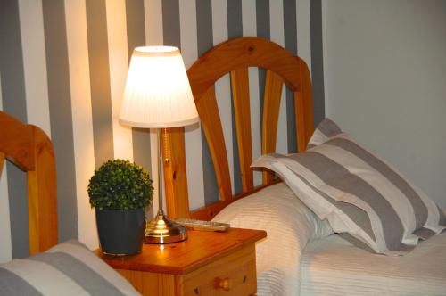 Postel nebo postele na pokoji v ubytování Hostal Cervantes