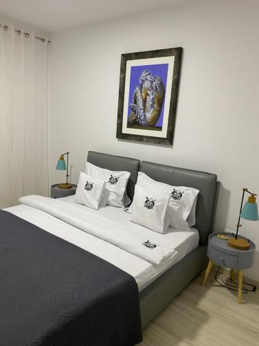 - une chambre avec un grand lit et des oreillers blancs dans l'établissement Lucky Number, à Sinaia