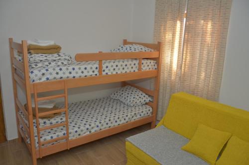מיטה או מיטות קומותיים בחדר ב-Vikendica Čeperković #3