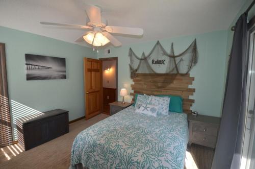 Rúm í herbergi á OBX Family Home with Pool - Pet Friendly - Close to Beach- Pool open late Apr through Oct