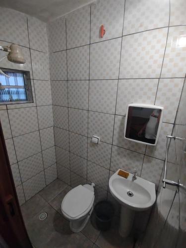 bagno con servizi igienici e lavandino di Casa Praia Itanhaém a Itanhaém