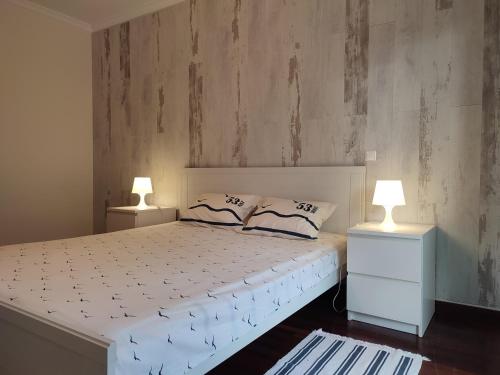 カニコにあるRefugio Madeiraのベッドルーム1室(白いベッド1台、ランプ2つ付)