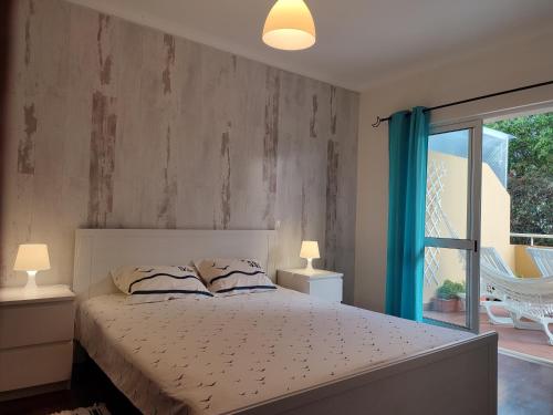 カニコにあるRefugio Madeiraのベッドとガラスの引き戸のある寝室