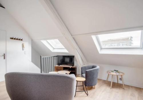 un salon avec un canapé et une télévision dans l'établissement LE NID FÉCAMPOIS - Hypercentre de Fécamp, à Fécamp