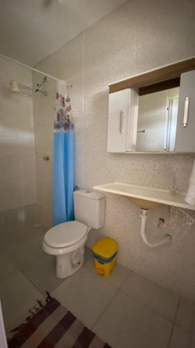 y baño con aseo, lavabo y espejo. en Pousada Manancial en Itaúnas