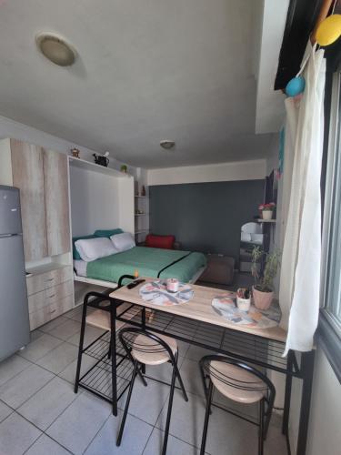 um quarto com uma mesa e cadeiras e uma cama em Monoambiente Libertad Barrio La Perla con cochera solo para autos em Mar del Plata