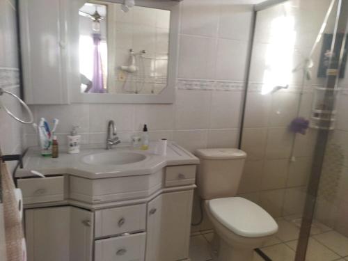 Ένα μπάνιο στο Casa agradável com piscina
