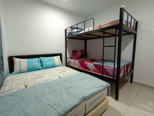 1 Schlafzimmer mit 2 Etagenbetten und 1 Bett in der Unterkunft PD Batu 9 Cocobay apartment with family in Kampong Tanah Merah