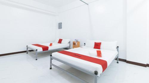 Cama o camas de una habitación en RedDoorz @ Catalina Pension House