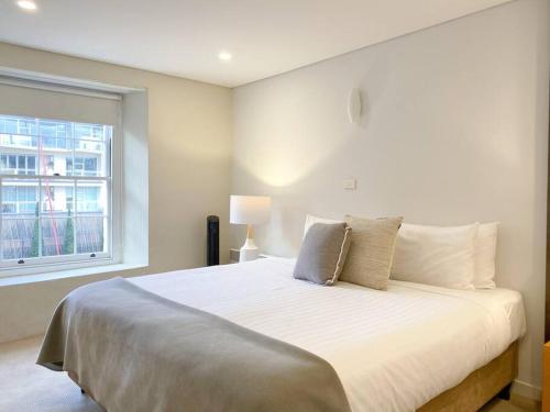Katil atau katil-katil dalam bilik di Luxury Hobart Waterfront Apartment with views!