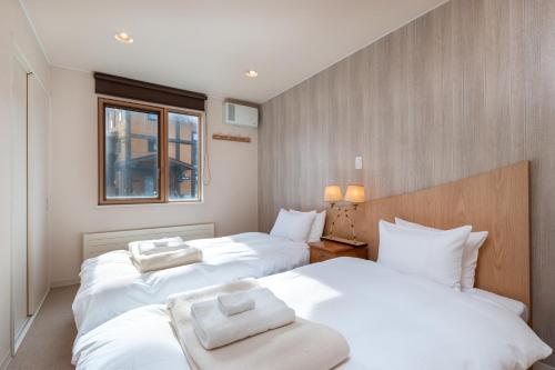Un pat sau paturi într-o cameră la Gondola Chalet by H2 Life