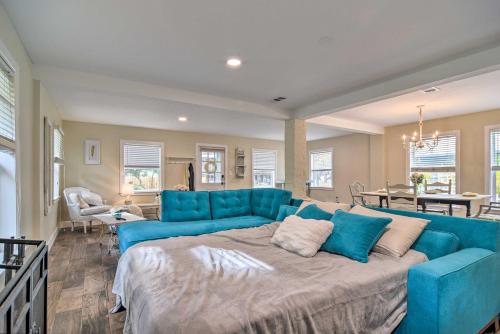 un gran sofá azul en la sala de estar en Renovated Ozona Home with Views - Steps to Gulf, en Palm Harbor