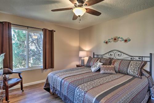 Katil atau katil-katil dalam bilik di Condo with Mtn Views, Balcony and Hot Tub Access!